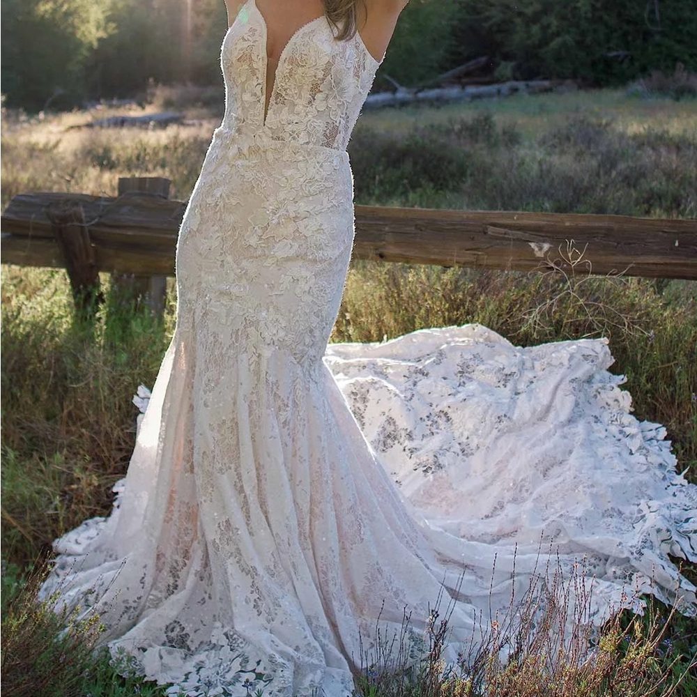 Elegant White Lace Wedding Dress